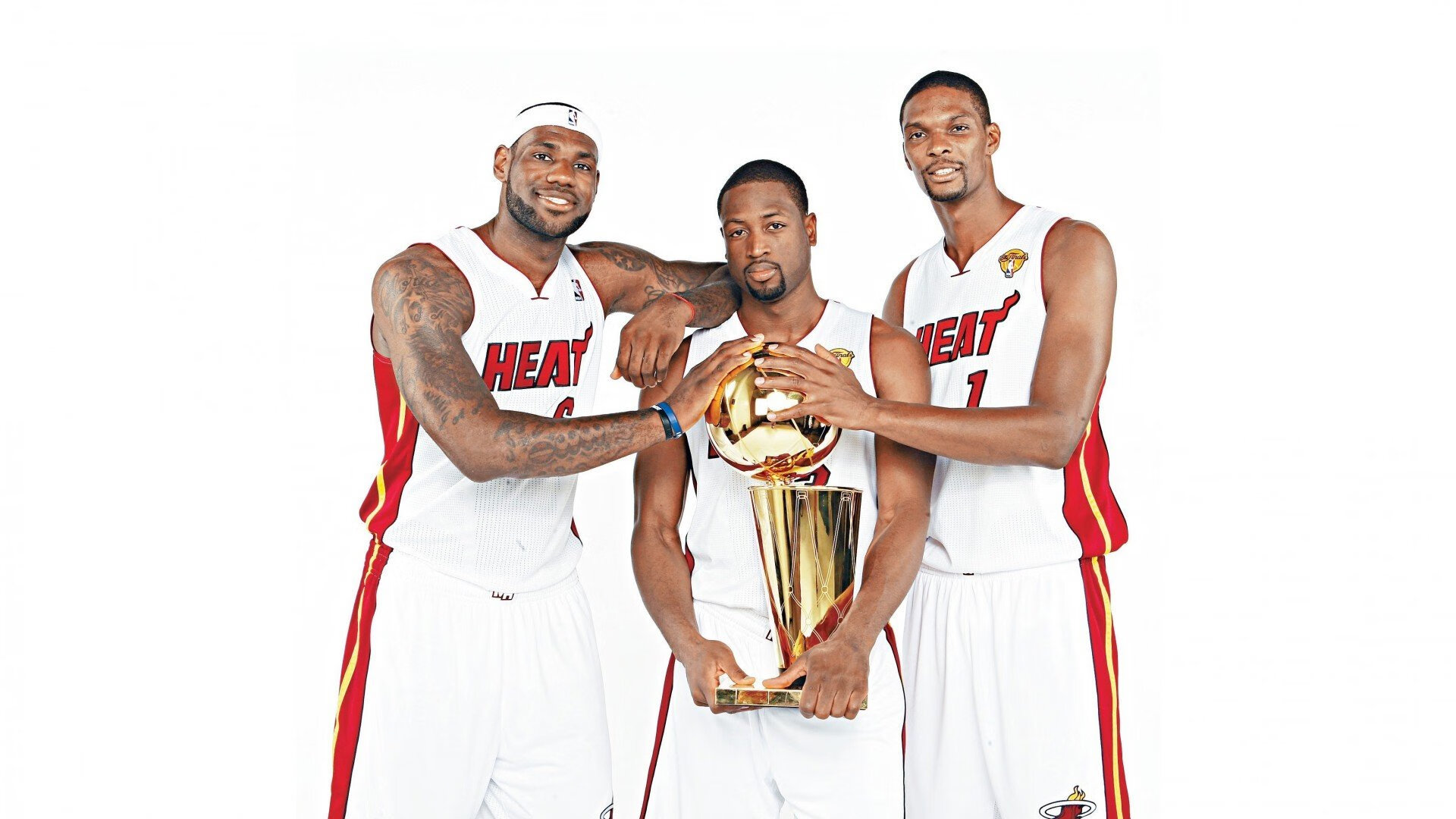 詹姆斯赛后与对手深情拥抱致敬,詹姆斯跟队友赛前做的动作